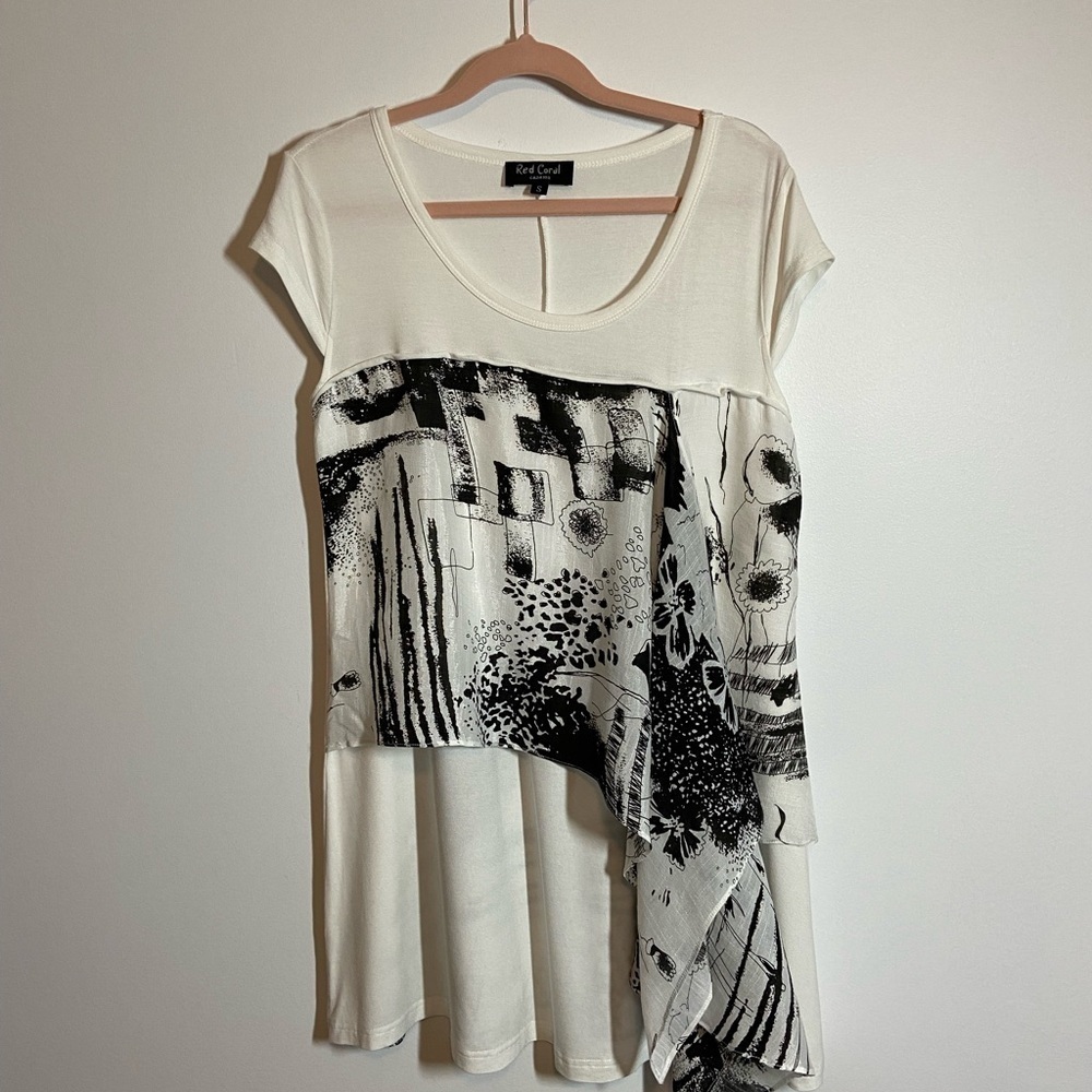 RED CORAL Size Small White /Black Cap Sleeve Tunic